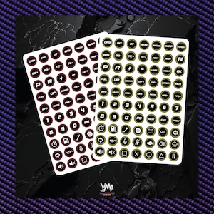 以下が含まれることがあります： 黒と赤のテキストとアイコンが付いた、2枚の白い円形ステッカーシート。ステッカーには、「DRS」、「PIT」、「FUEL」などのさまざまなラベルと数字が記載されています。背景は、紫と黒の模様の暗い質感の表面です。