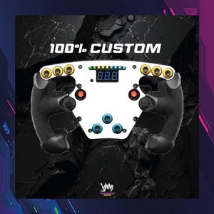 Op de afbeelding: Een aangepast racestuur met een witte voorkant, zwarte handgrepen en diverse gekleurde knoppen en wijzerplaten. Het stuur heeft de tekst "100% CUSTOM" bovenaan en een digitale display. Ontworpen voor gaming of simulatie.