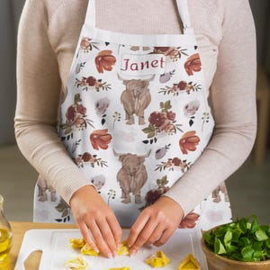 Highland Cow Apron Cooking Baking Apron with Pockets Adjustable Strap Washable Polyester Gift for Cook Baker Cow Lover Farm Themed Scottish