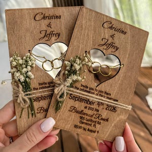 Messingringe aus Holz Rustikale Hochzeitseinladung Set | Hochzeitseinladungen mit Blumen, Umschlägen und Stickern