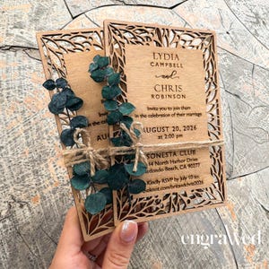 Eukalyptus & Birke Hochzeitseinladungen, Rustikale Hochzeitseinladung Set | 100% Holz lädt mit kostenlosen Umschlägen und Aufklebern ein