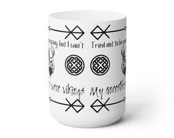Puede incluir: Taza de cerámica blanca con texto y símbolos negros. El texto dice "Traté de no ser increíble, pero no puedo. Éramos vikingos. Mis ancestros fueron..." con dos símbolos de nudos celtas.