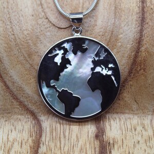 Pendentif Nacre Argent 925 carte du monde, bijou Planisphère pour Femme ou Homme, pendentif du monde. bijoux fait main