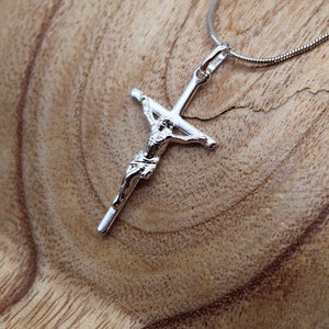 Colgante Cruz-Crucifijo Católico de Plata 925 Joyería hecha a mano disponible con o sin cadena en tamaño de 38 a 60 centímetros. imagen 1