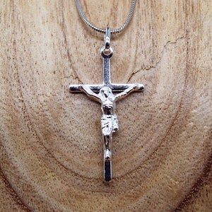Colgante Cruz-Crucifijo Católico de Plata 925 Joyería hecha a mano disponible con o sin cadena en tamaño de 38 a 60 centímetros. imagen 4