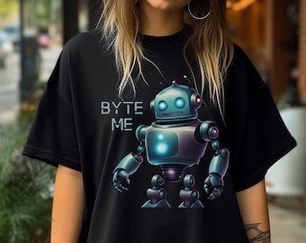 Könnte beinhalten: Ein schwarzes T-Shirt mit einem blauen Roboter-Motiv und dem Text "BYTE ME" auf der Vorderseite.