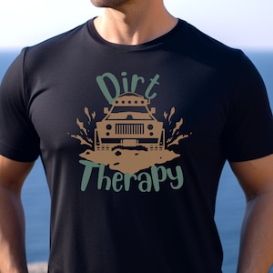 Koszulka Dirt Therapy, koszulka do jazdy terenowej, przygoda terenowa, koszulka terenowa, odzież outdoorowa, pomysł na prezent do jazdy terenowej, koszulki 4x4, off-road