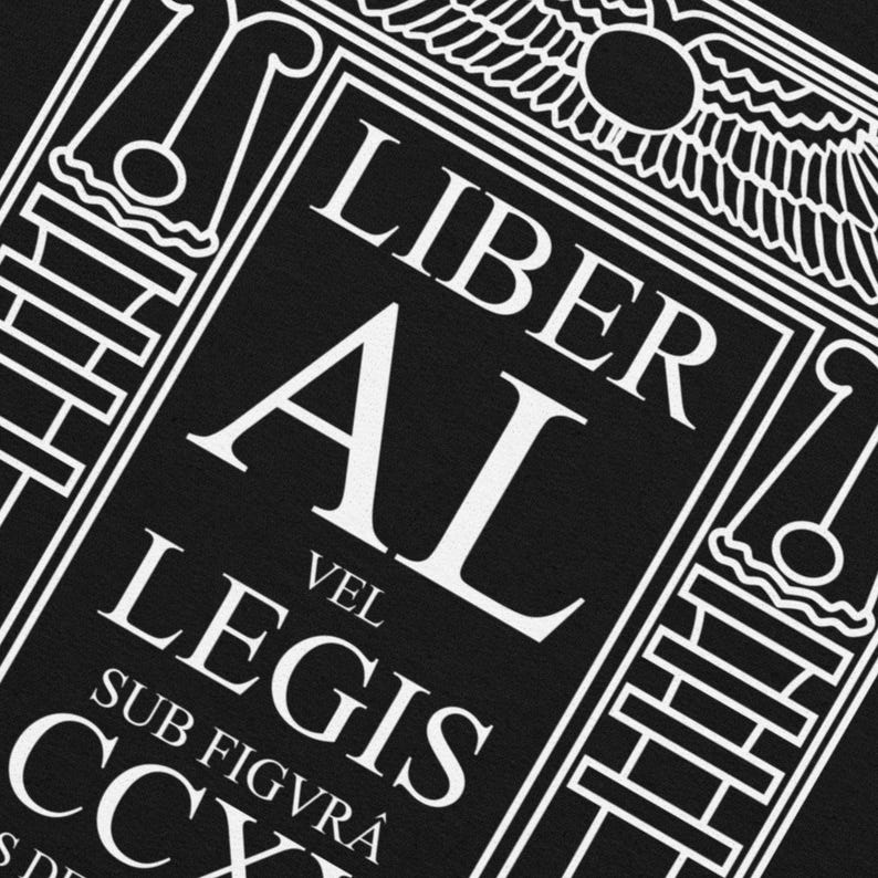 Puede incluir: Dise&ntilde;o gr&aacute;fico en blanco y negro con el texto "LIBER AL LEGIS" en una fuente estilizada. El dise&ntilde;o incluye bordes y s&iacute;mbolos decorativos, creando una est&eacute;tica vintage. La imagen es un primer plano del texto.