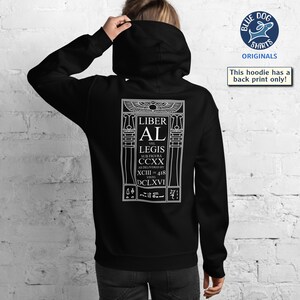 Puede incluir: Sudadera con capucha negra con un gr&aacute;fico blanco en la espalda. El gr&aacute;fico incluye el texto "LIBER AL" y otro texto en una fuente estilizada, enmarcado por elementos arquitect&oacute;nicos. La sudadera tiene capucha y bolsillo de canguro.