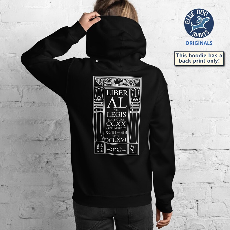 Puede incluir: Sudadera con capucha negra con un gr&aacute;fico blanco en la espalda. El gr&aacute;fico incluye el texto "LIBER AL" y otro texto en una fuente estilizada, enmarcado por elementos arquitect&oacute;nicos. La sudadera tiene capucha y bolsillo de canguro.
