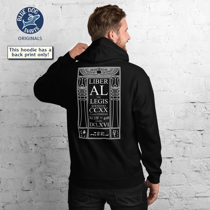 Puede incluir: Sudadera con capucha negra con un gr&aacute;fico blanco en la espalda. El gr&aacute;fico incluye el texto "LIBER AL" en un dise&ntilde;o estilizado. La sudadera tiene una capucha con cord&oacute;n y mangas largas.