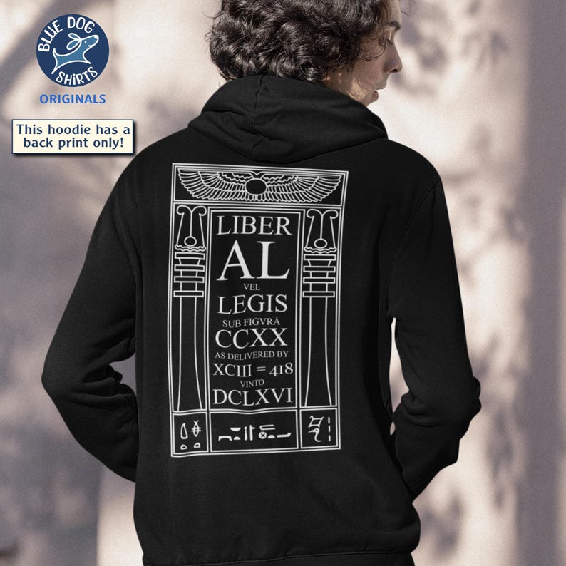 Puede incluir: Sudadera con capucha negra con un gr&aacute;fico blanco en la espalda. El gr&aacute;fico incluye el texto "LIBER AL" y otro texto en un dise&ntilde;o estilizado. La sudadera tiene una capucha con cord&oacute;n y un bolsillo de canguro. El logotipo de Blue Dog Shirts es visible.