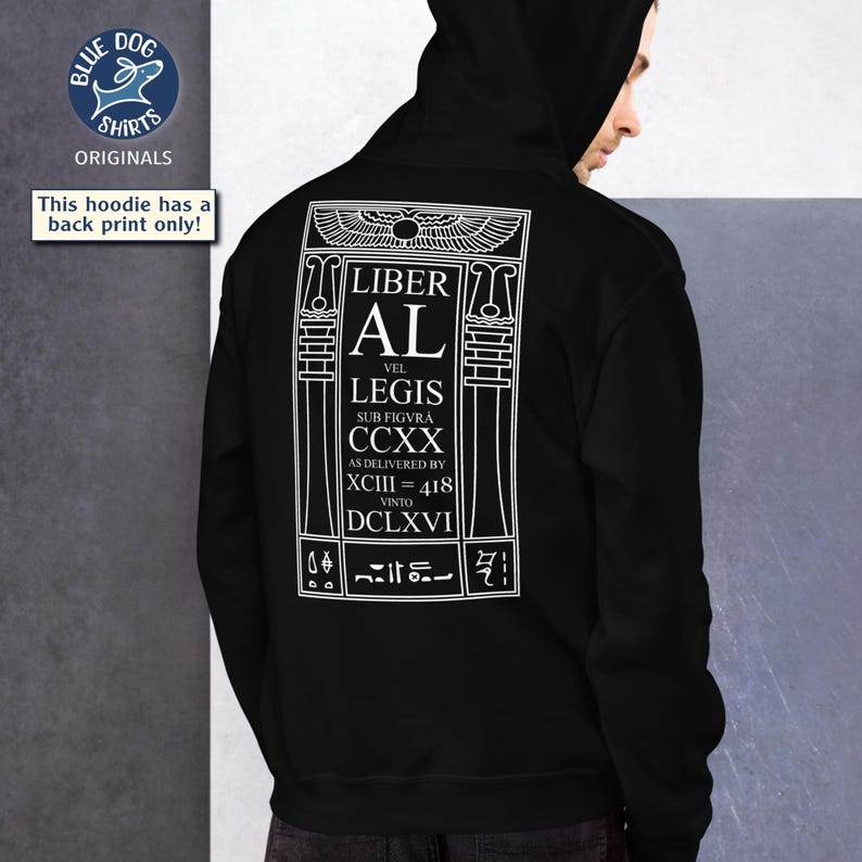 Puede incluir: Sudadera con capucha negra con un gr&aacute;fico blanco en la espalda. El gr&aacute;fico incluye el texto "LIBER AL VEL LEGIS" y otro texto en un dise&ntilde;o estilizado. La sudadera tiene capucha y est&aacute; hecha de un material suave.