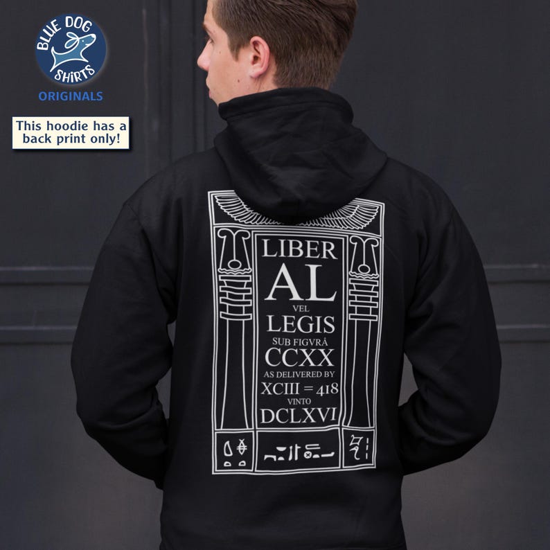 Puede incluir: Sudadera con capucha negra con un gr&aacute;fico blanco en la espalda. El dise&ntilde;o incluye el texto "LIBER AL VEL LEGIS" en una fuente estilizada. La sudadera tiene un cuello alto y solo una impresi&oacute;n en la espalda.