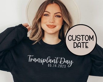 Può includere: Felpa nera con il testo "Transplant Day" e una data personalizzabile. La data nell'immagine è 05.14.2023.