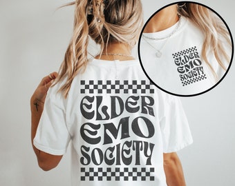 Puede incluir: Camiseta blanca con un patrón de cuadros blanco y negro y el texto "Elder Emo Society" en una fuente retro.