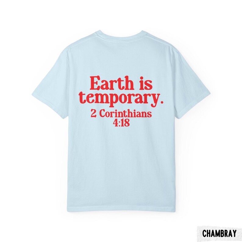 Pode incluir: Camiseta azul clara com o texto vermelho "Earth is temporary. 2 Corinthians 4:18". A camisa &eacute; feita de um material macio e tem um design cl&aacute;ssico de gola redonda. Uma pe&ccedil;a de roupa casual.