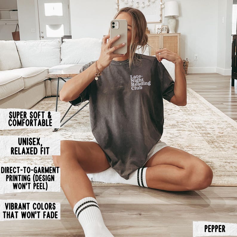 Puede incluir: Una camiseta gris unisex con el texto "Late-Night Reading Club" impreso en la parte delantera. La camiseta es s&uacute;per suave y c&oacute;moda con un ajuste relajado. El dise&ntilde;o se imprime directamente en la prenda y no se despegar&aacute;.