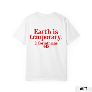 Pode incluir: Camiseta branca com texto vermelho: "Earth is temporary. 2 Cor&iacute;ntios 4:18". A camiseta tem gola redonda.