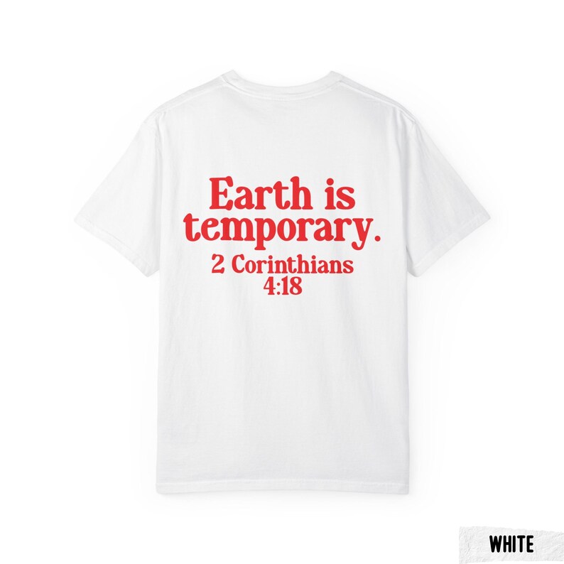 Pode incluir: Camiseta branca com texto vermelho: "Earth is temporary. 2 Cor&iacute;ntios 4:18". A camiseta tem gola redonda.