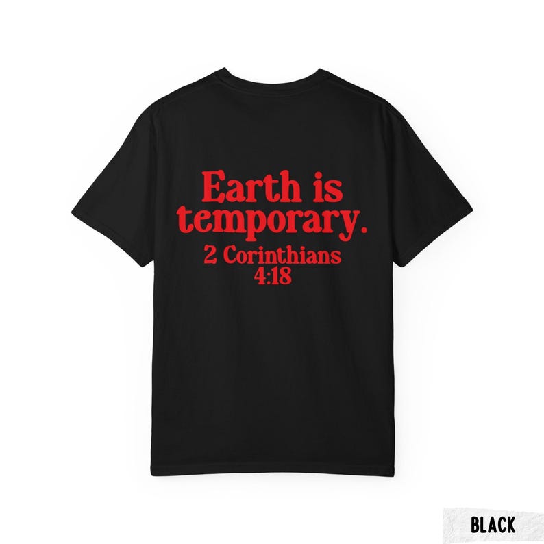Pode incluir: T-shirt preto com o texto vermelho "Earth is temporary. 2 Corinthians 4:18". A camiseta de manga curta tem gola redonda. O texto est&aacute; centralizado nas costas da pe&ccedil;a.