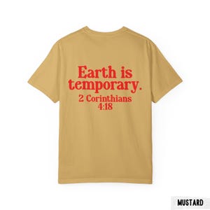 Pode incluir: Camiseta mostarda com o texto vermelho "Earth is temporary. 2 Cor&iacute;ntios 4:18". A camiseta &eacute; de cor s&oacute;lida e tem gola redonda. O texto est&aacute; centralizado nas costas.
