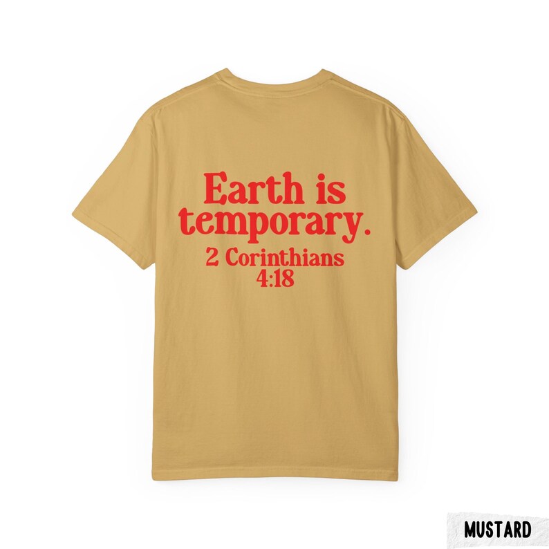 Pode incluir: Camiseta mostarda com o texto vermelho "Earth is temporary. 2 Cor&iacute;ntios 4:18". A camiseta &eacute; de cor s&oacute;lida e tem gola redonda. O texto est&aacute; centralizado nas costas.