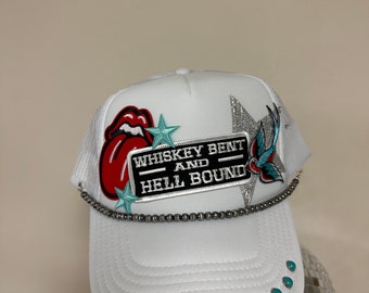 Casquette trucker whisky Bent faite sur mesure, avec langue de pierres, accents turquoise, oiseau hirondelle, grosse chaîne surdimensionnée, chapeau Otto blanc