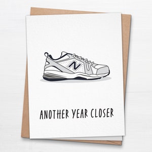 Une année plus proche New Balance carte d'anniversaire - carte d'anniversaire drôle de vieil homme - ancienne carte de voeux d'anniversaire