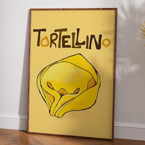 Può includere: Un poster giallo con una cornice in legno marrone. Il poster ha un disegno di tortellini e la parola "Tortellino" in lettere marroni.