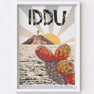 Peut inclure: Une affiche de voyage vintage au design rétro représentant un volcan en éruption en arrière-plan, un coucher de soleil et un cactus de figue de Barbarie au premier plan. Le texte sur l'affiche est "IDDU" et "STROMBOLI - ISOLE EOLIE - SICILIA - ITALIA".