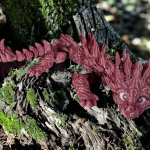 Ontdek betovering met onze gelede babydraak - 3D-geprint wonder!