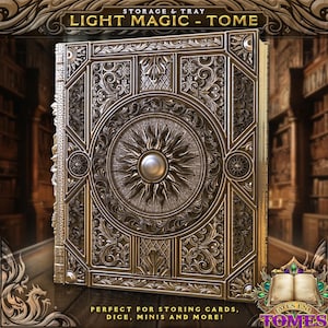 Può includere: Una scatola di metallo color oro con un design ornamentale che presenta un sole raggiante e dettagli intricati. La scatola è etichettata "Light Magic - Tome" ed è perfetta per riporre carte, dadi, miniature e altri accessori da gioco.