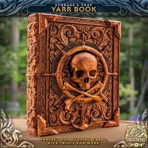 Könnte beinhalten: Eine Holzkiste mit einem verzierten Design, das einen Totenkopf und gekreuzte Knochen zeigt. Die Kiste ist mit "Yarr Book" und "Storage & Tray" beschriftet.