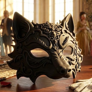 Puede incluir: Una máscara de lobo negra, con intrincados diseños florales y de volutas. La máscara, con aberturas para los ojos, está sobre una mesa de madera. El fondo muestra una habitación con figuras vestidas de época, sugiriendo un baile de máscaras.