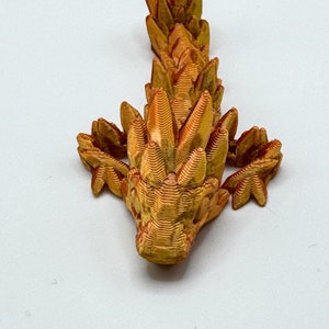 Ontdek schattige magie met onze gelede baby-edelsteendraak - 3D-geprint in goud met cinderwing-ontwerp!