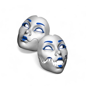 Könnte beinhalten: Zwei weiße Masken mit blauen Details. Eine Maske hat einen neutralen Ausdruck, während die andere ein breites, zahniges Grinsen zeigt.