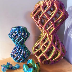 Reloj de arena retorcido: torre de dados portátil de Cinderwing3D. Opciones de colores del arco iris o sin pintar