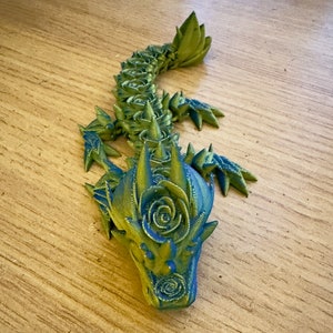 Breng uw collectie naar een hoger niveau met de gelede Baby Rose Dragon - 3D-geprint in geel en blauw Cinderwing-ontwerp!