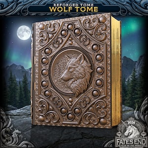 Op de afbeelding: Een gedetailleerd, bronskleurig boek met de tekst "REFORGED TOME WOLF TOME" bovenaan. De omslag heeft een wolfskop in een cirkelvormig kader, omringd door sierlijke patronen. De randen van het boek zijn goud.