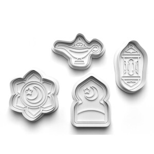 Peut inclure: Quatre emporte-pièces en plastique blanc de différentes formes. Les motifs comprennent une lampe de génie, une lanterne, une forme florale avec un croissant de lune et une étoile, et une fenêtre cintrée avec un croissant de lune et une étoile.
