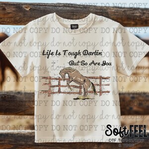Life is Tough Darlin bockendes Pferd Jugend oder Erwachsener - DTF Transfer - Dirnke zum Filmen, bereit zum Aufbügeln, zum Aufbügeln für Kleidung