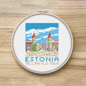 Może przedstawiać: Wzór do haftu krzyżykowego przedstawiający panoramę miasta z budynkami i błękitnym niebem. Pod obrazem znajduje się tekst "ESTONIA TALLINN OLD TOWN".