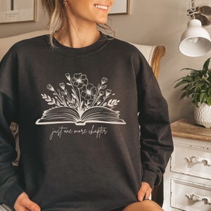Just One More Chapter Crewneck, Unisex Heavy Blend Sweatshirt. Book lover sweatshirt, Bookish crewneck, Gift for Book Lover, Cozy Crewneck