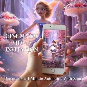 Puede incluir: Un teléfono inteligente muestra una animación de hadas con un botón de reproducción, sostenido frente a una ilustración de hadas más grande. El fondo presenta un bosque caprichoso con grandes hongos rosas y el texto "CINEMATIC VIDEO INVITATION" y "Personalized 1-Minute Animation With Sound".