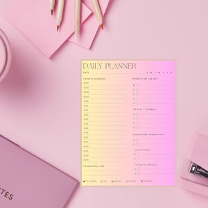 Op de afbeelding: Een roze en gele gradiënt dagelijkse planner met een checklist voor taken, prioriteiten en doelen. De planner heeft secties voor het dagschema, om te bellen/om te e-mailen, lunchplan, dinerplan, overwinningen van vandaag, verbeterpunten en waar ik dankbaar voor ben. De planner heeft ook knoppen voor starten, ok, uitstellen, vastzitten en annuleren.