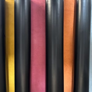 Vera pelle di vitello taffetà. Per il fai da te e l'artigianato. Pelle nera fai da te Delight - Retro: giallo, rosso, blu, arancione.