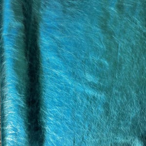 Eleganti fogli di pelle nappa blu: tocco metallico cristallino per i tuoi lavori artigianali. Fogli di vera pelle di alta qualità in colore blu per lavori artigianali fai da te