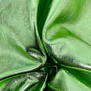 Pelle metallizzata verde Luxe: perfetta per i tuoi lavoretti fai da te creativi!. Fogli di vera pelle Nappa di alta qualità in colore verde per lavoretti fai da te