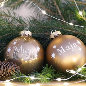 Personalisierte Weihnachtskugel Christbaumkugel aus Glas - braun glänzend & matt mit Namen, weiße Schrift - Schriftartenauswahl